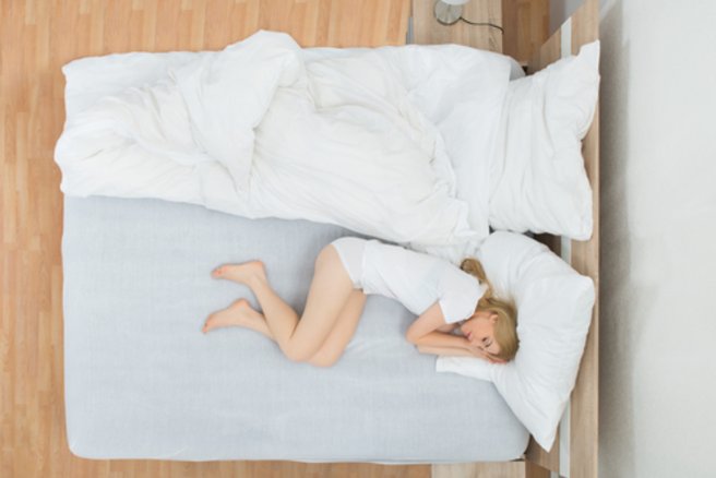 Ceux qui se lèvent du côté droit du lit mettraient 10 minutes de plus à être de bonne humeur. © Shutterstock