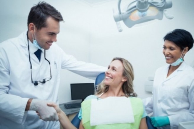 Une femme enceinte doit prendre soin de ses dents