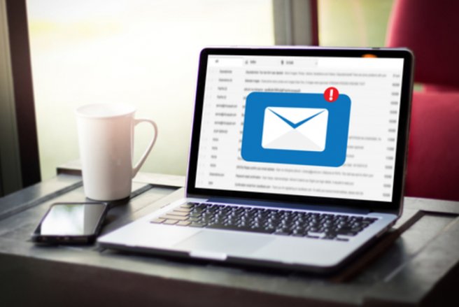 Les emails en question demandent au destinataire de renvoyer des documents contenant des informations personnelles. © Shutterstock