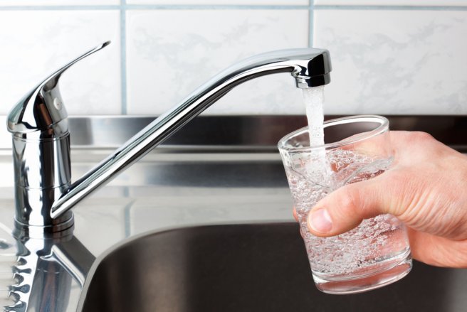 On trouve des fibres microscopiques de plastique dans l'eau du robinet. © Shutterstock