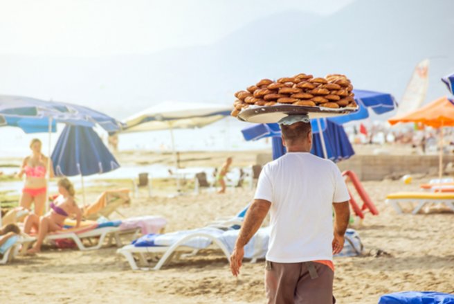 Les emplois saisonniers séduisent les jeunes mais aussi les seniors. © Shutterstock
