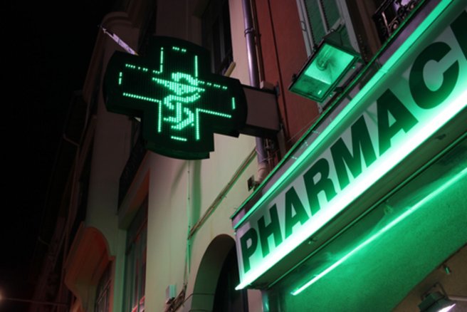 Les pharmacies ouvertes 24h/24 aimeraient pouvoir ouvrir aussi le dimanche. © Shutterstock