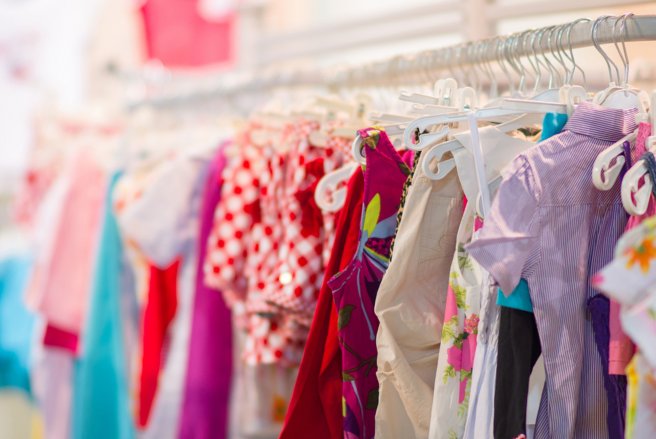 Jake + Maya Kids, la marque qui propose des vêtements qui grandissent avec les enfants. © Shutterstock