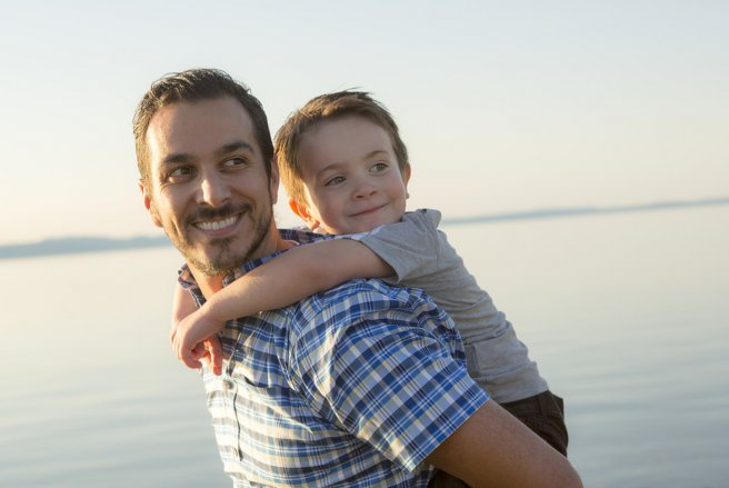 Les enfants aident à prendre soin de leurs parents quand ils deviennent dépendants. © Shutterstock