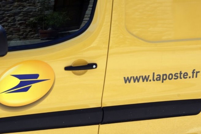 La Poste achemine des cartes postales gratuitement. © Shutterstock