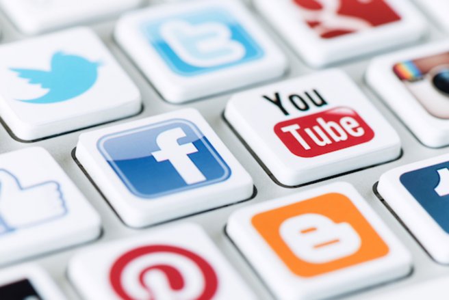 Les « amis » sur les réseaux sociaux ont simplement accepté d'entrer en contact avec vous. © Shutterstock