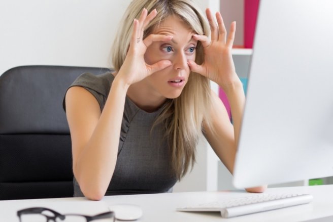 La lumière bleue qui sort des écrans est source de fatigue pour les yeux