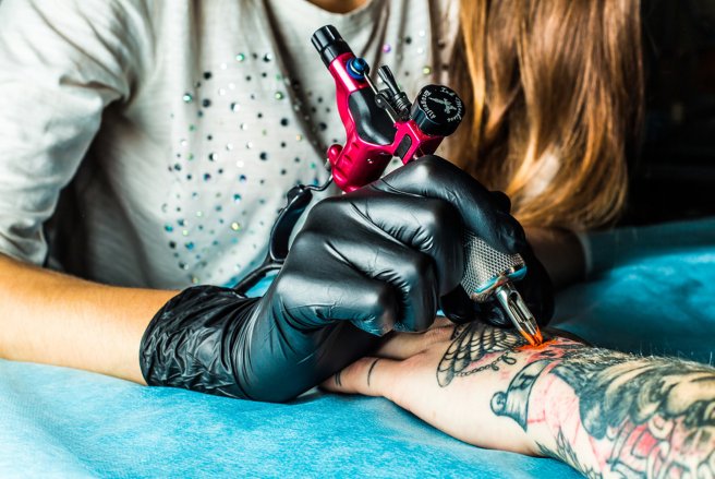 L'encre des tatouages ne resterait pas en place : des nano-particules voyagent dans tout le corps du tatoué, selon une étude. © Shutterstock