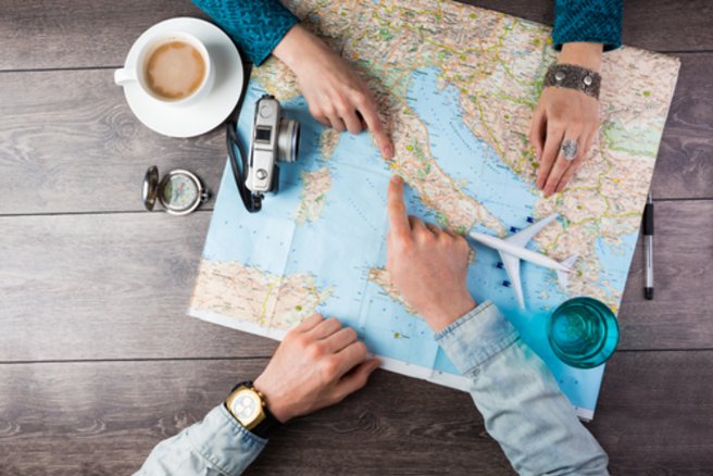 Avec ses multiples fonctionnalités, Google Trips ambitionne de remplacer cartes et autres guides touristiques. © Shutterstock