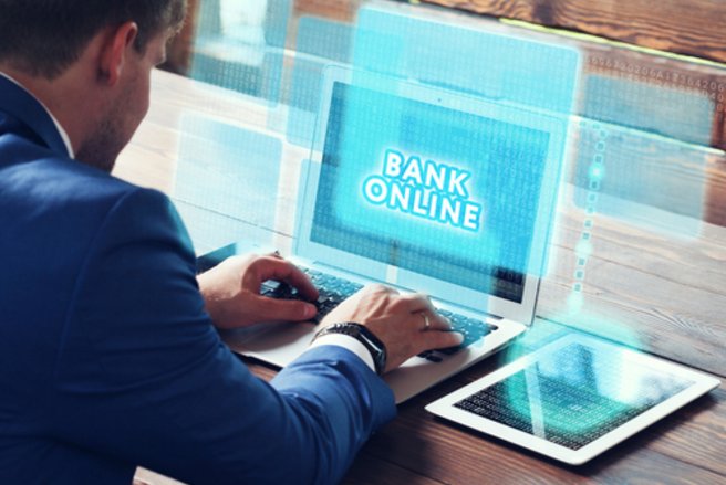 Les frais bancaires pratiqués par les banques mobiles sont moins élevés. (c) Shutterstock