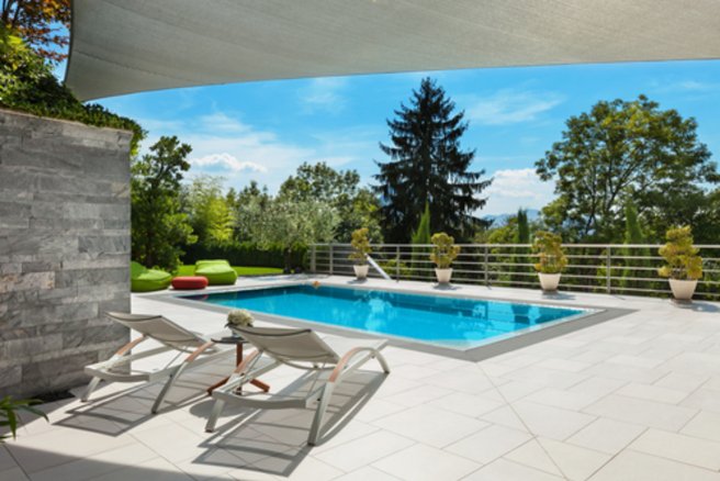 Les piscines enterrées doivent être équipées d'un dispositif de sécurité. © Shutterstock