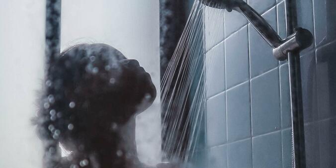 Douche VS bain : comment faire des économies d’eau ?