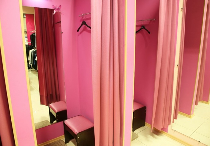 Réouverture des magasins : peut-on utiliser les cabines d’essayage