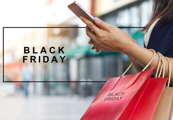 Femme shopping black friday