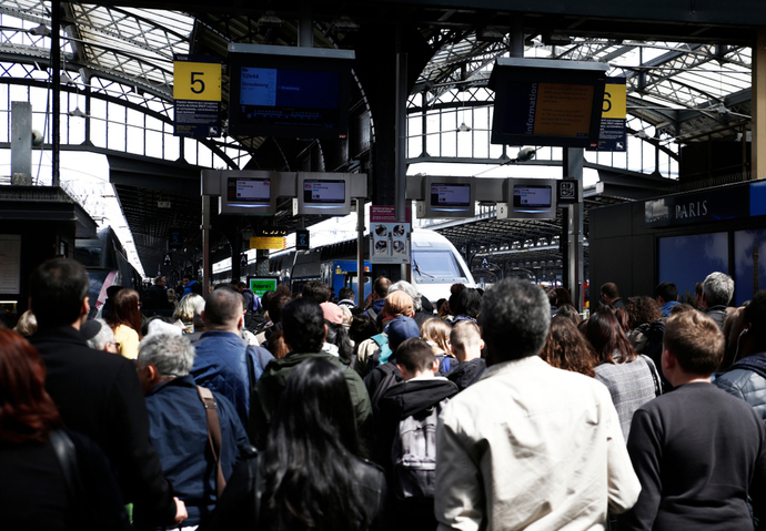 Des usagers attendent leur train.