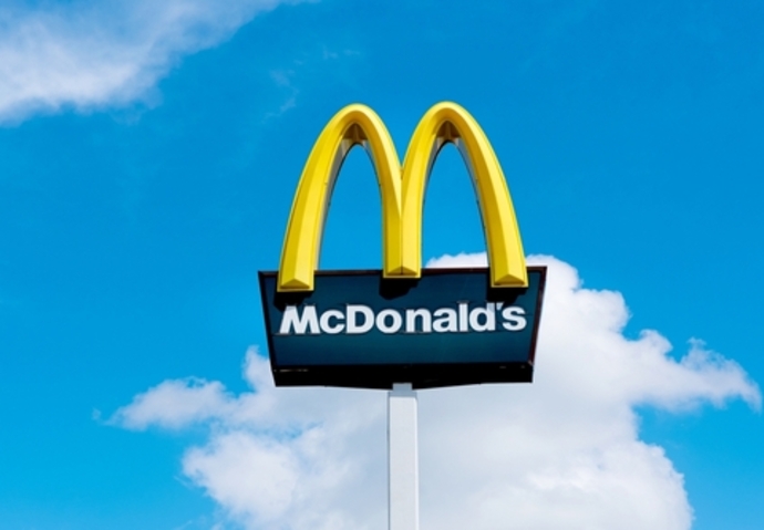 Enseigne McDonalds sur fond ciel