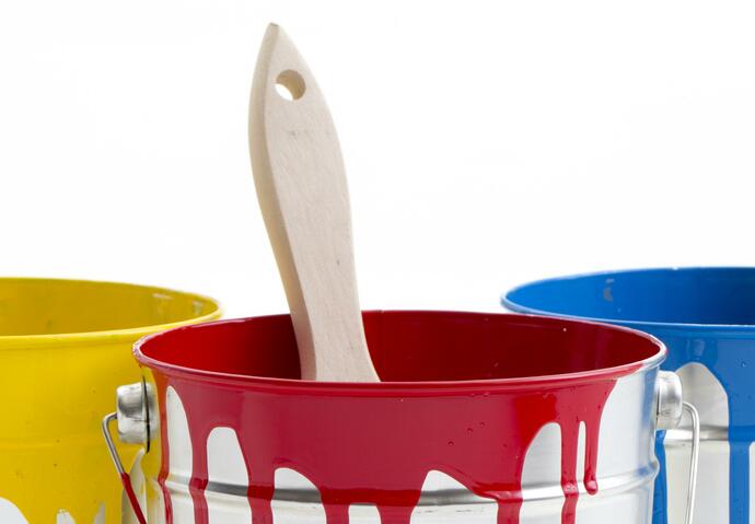 Des pots de peinture devant un tableau, c’est vrai que c’est tentant !