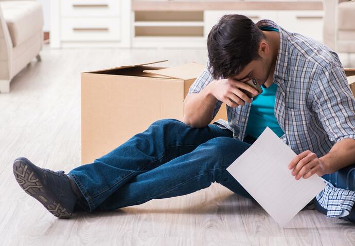 homme dans son logement, au milieu ses cartons