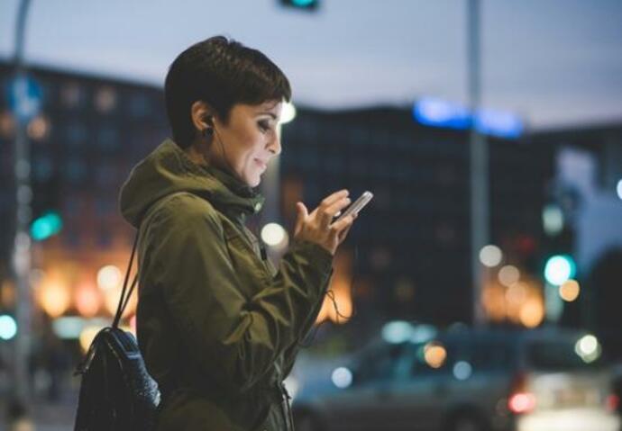 Bientôt une voie réservée aux piétons scotchés à leur smartphone