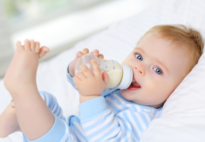 Bébé biberon
