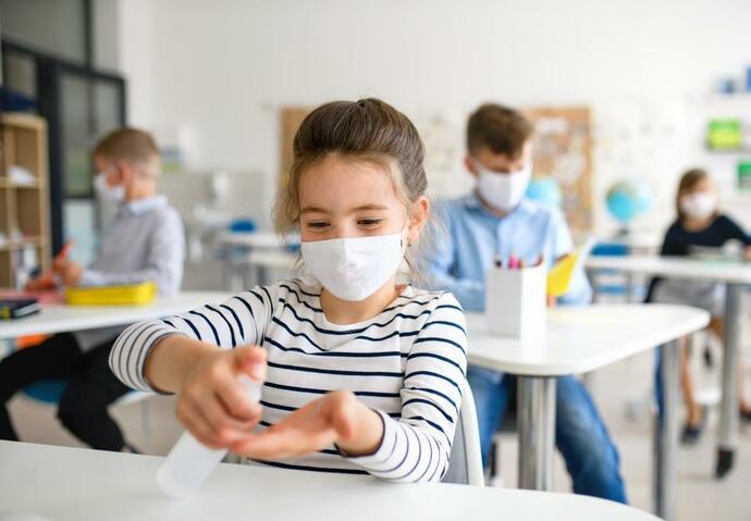 distanciation sociale enfants classe covid-19