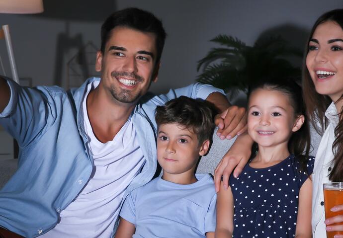 Famille regardant la télé